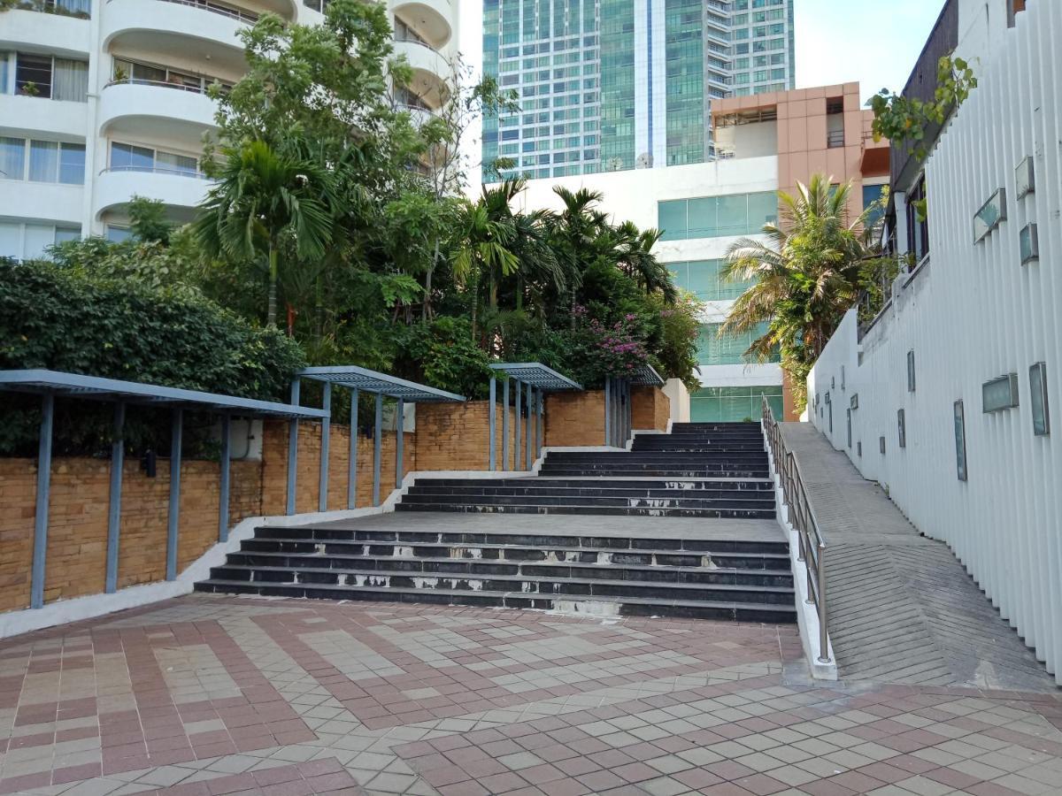 Baan Sathorn Riverfront Bangkok Extérieur photo